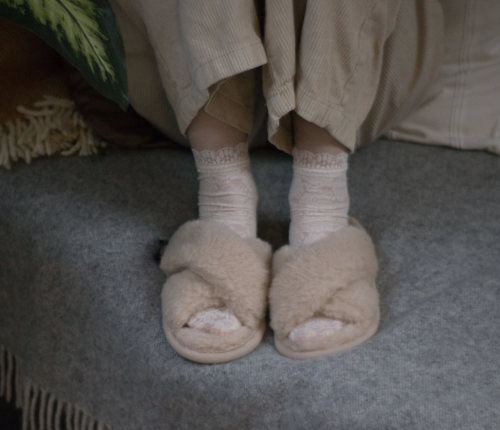 welniane-kapcie-beżowe-certyfikat-woolmark-polskie